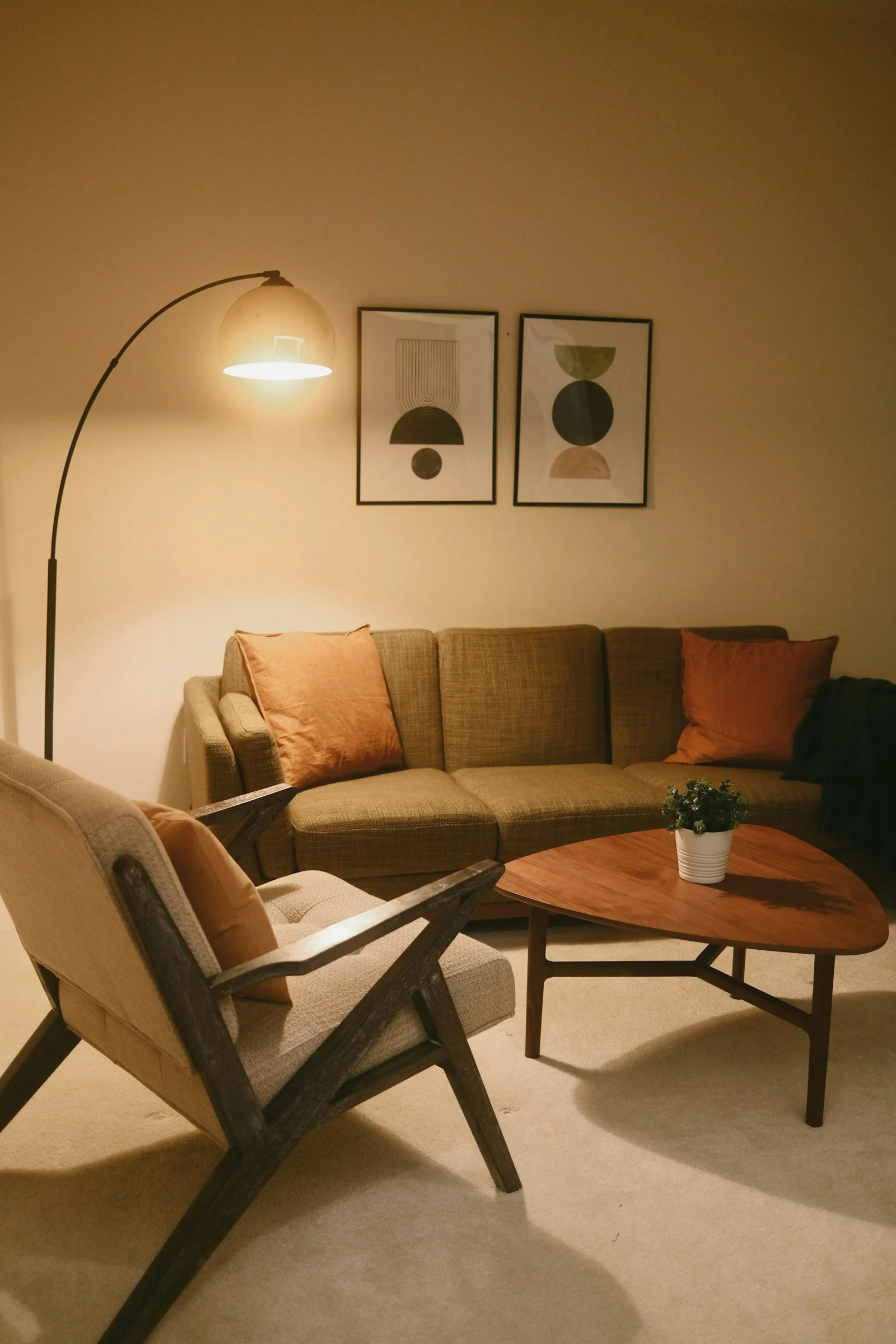 A living room with a couch and a chair;第三方摄影参考