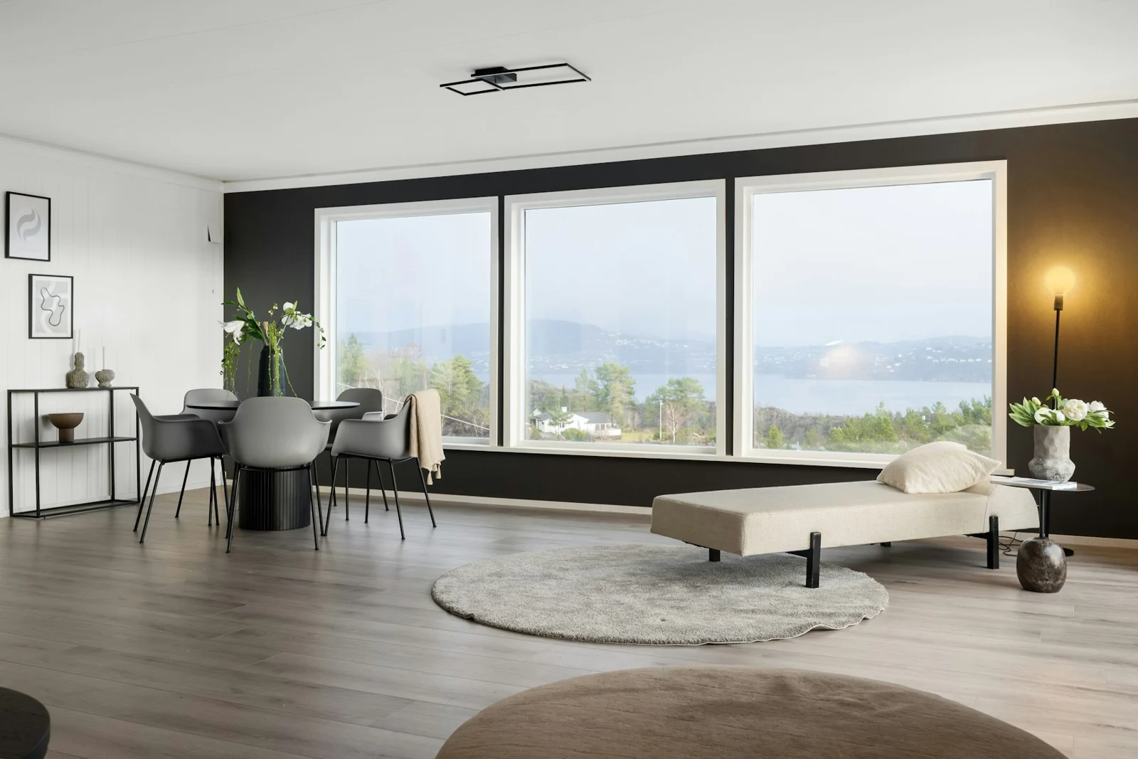 A living room with a couch a chair and a large window;第三方摄影参考