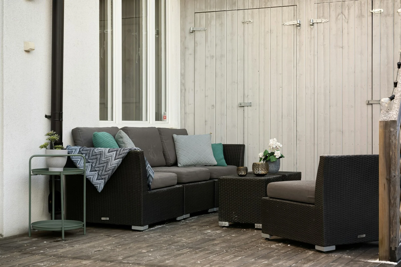 A living room with a couch and a chair；第三方摄影参考